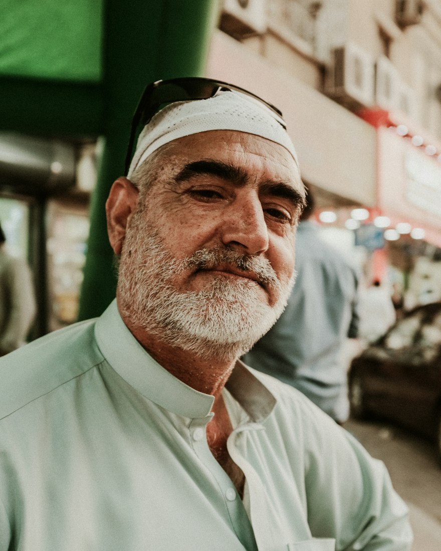 صاحب متجر شريك في جسور